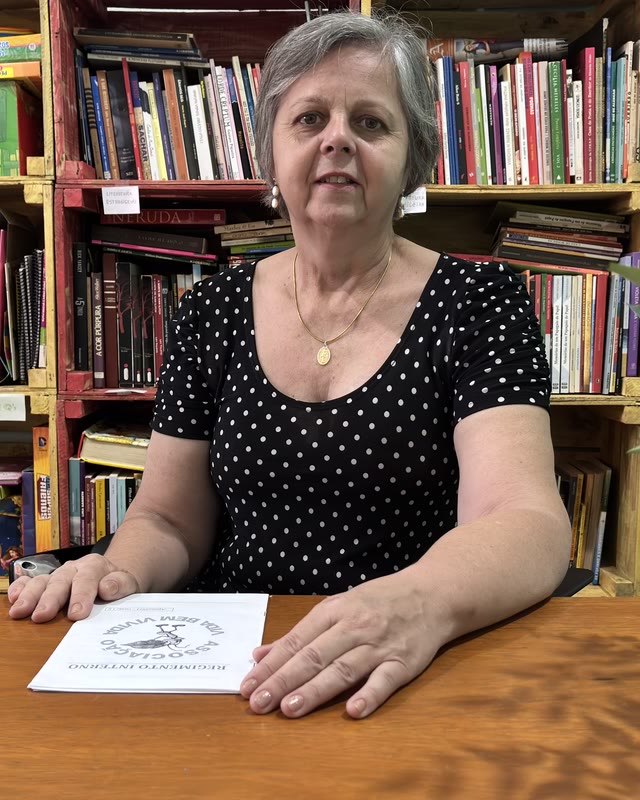 Coordenadora institucional da Associação Vida Bem Vivida na biblioteca da sede