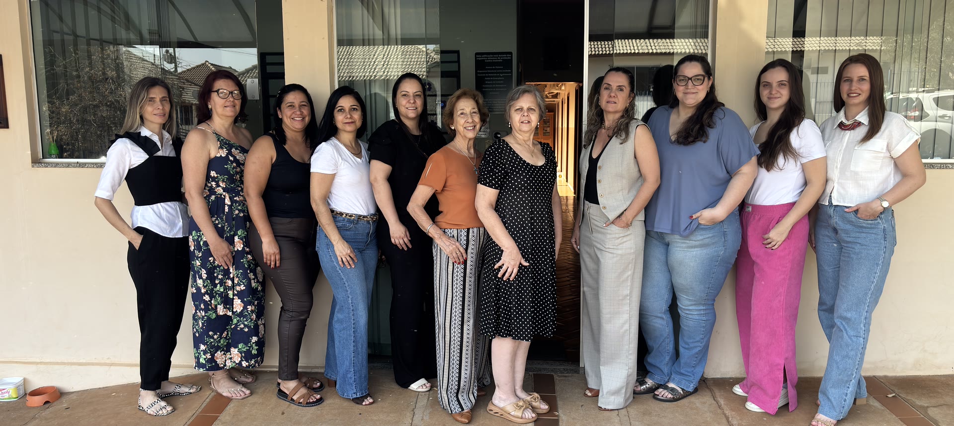 Equipe da Associação Vida Bem Vivida reunida na sede, em Monte Azul Paulista
